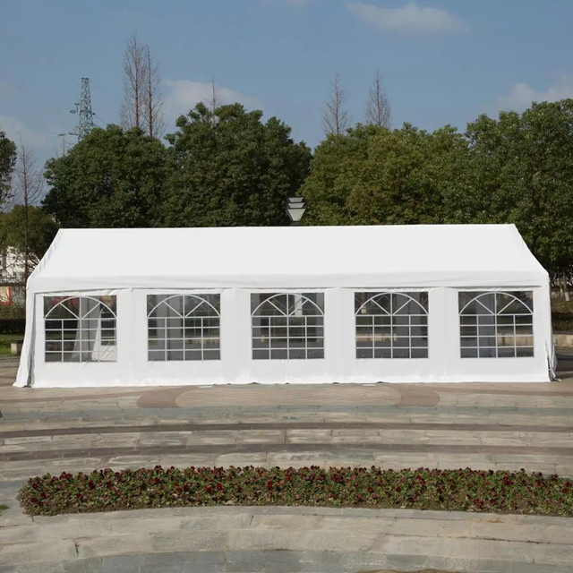 Tenda para festas ao ar livre com janelas laterais removíveis